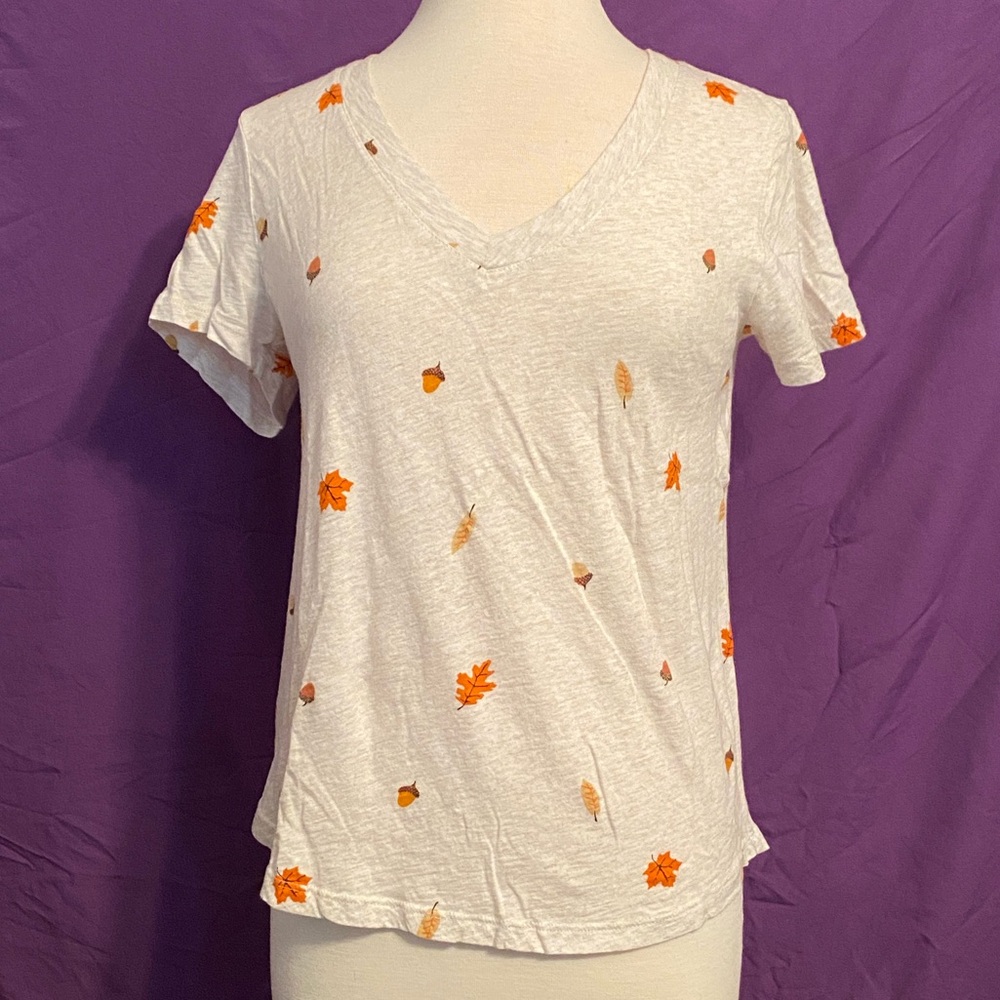 LOFT Short Sleeve Tee with Orange Autumn Leaves and Acorns. Size S.